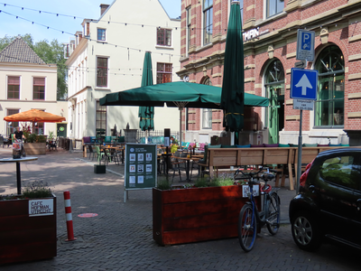 850175 Gezicht op het terras bij Café Hofman (Janskerkhof 17A) te Utrecht.N.B. De horeca mag vanaf 1 juni onder strikte ...
